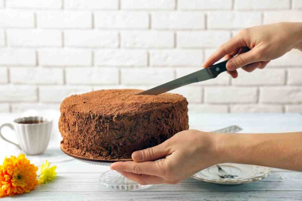 How to Cut a Round Cake: Tips for Perfect Slices